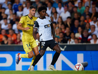 Thierry Rendall (R) of Valencia CF competes for the ball with Santi Comesana Veiga of Villarreal CF during the LaLiga EA Sports match betwee...