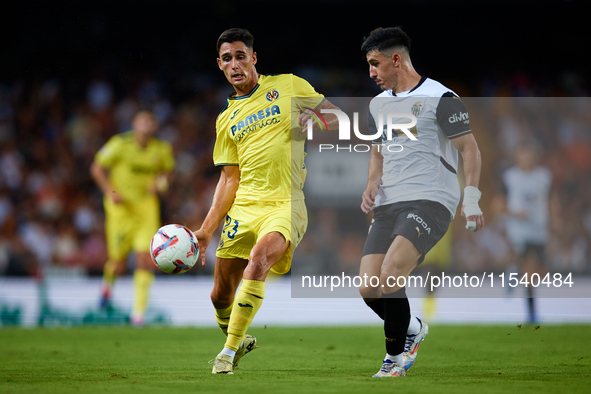 Sergi Cardona of Villarreal CF competes for the ball with Diego Lopez of Valencia CF during the LaLiga EA Sports match between Valencia CF a...