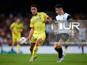 Sergi Cardona of Villarreal CF competes for the ball with Diego Lopez of Valencia CF during the LaLiga EA Sports match between Valencia CF a...