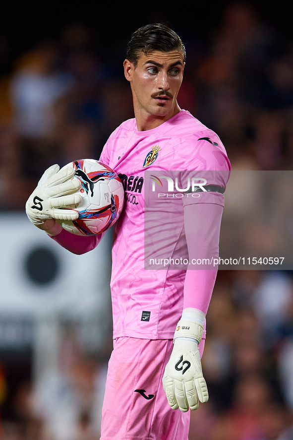 Diego Conde of Villarreal CF looks on during the LaLiga EA Sports match between Valencia CF and Villarreal CF at Mestalla stadium in Valenci...