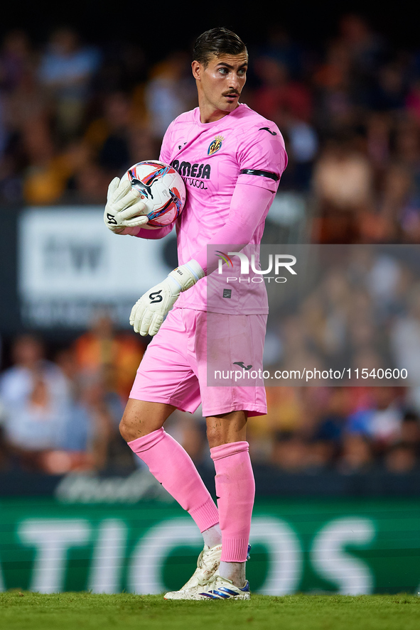 Diego Conde of Villarreal CF looks on during the LaLiga EA Sports match between Valencia CF and Villarreal CF at Mestalla stadium in Valenci...