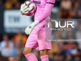 Diego Conde of Villarreal CF looks on during the LaLiga EA Sports match between Valencia CF and Villarreal CF at Mestalla stadium in Valenci...