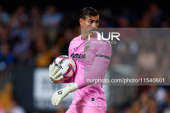 Diego Conde of Villarreal CF looks on during the LaLiga EA Sports match between Valencia CF and Villarreal CF at Mestalla stadium in Valenci...