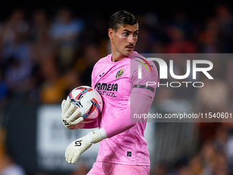 Diego Conde of Villarreal CF looks on during the LaLiga EA Sports match between Valencia CF and Villarreal CF at Mestalla stadium in Valenci...