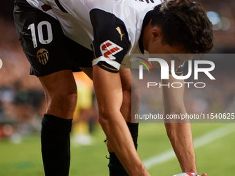 Andre Almeida of Valencia CF sets the ball on the corner spot during the LaLiga EA Sports match between Valencia CF and Villarreal CF at Mes...