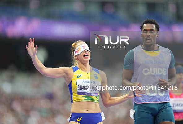 Lorena Silva Spoladore of Brazil celebrates winning gold in Women's 100m - T11 Semi-Finals during the Paris 2024 Paralympic Games at Stade d...