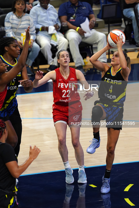 Dallas guard Jacy Sheldon #4 drives to the basket during the WNBA match against Indiana Fever at College Park Center. Indiana Fever defeat D...