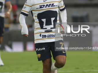 Piero Quispe #27 of Pumas controls the ball during Matchday 6 against Tigres as part of the Torneo de Apertura 2024 Liga MX at Estadio Olimp...