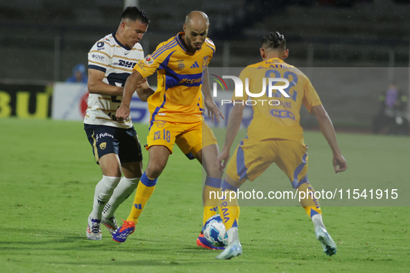 Guido Pizarro #19 of Tigres controls the ball during Matchday 6 against Pumas as part of the Torneo de Apertura 2024 Liga MX at Estadio Olim...