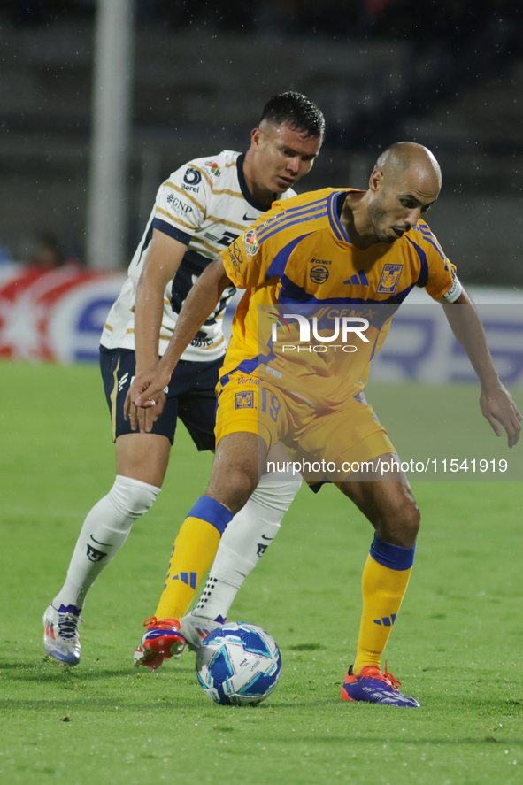 Guido Pizarro #19 of Tigres controls the ball during Matchday 6 against Pumas as part of the Torneo de Apertura 2024 Liga MX at Estadio Olim...