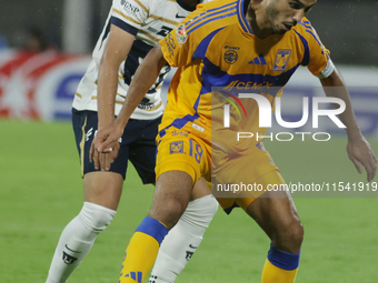 Guido Pizarro #19 of Tigres controls the ball during Matchday 6 against Pumas as part of the Torneo de Apertura 2024 Liga MX at Estadio Olim...