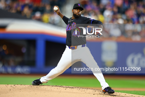 New York Mets starting pitcher Luis Severino #40 throws during the second inning of the baseball game against the Boston Red Sox at Citi Fie...