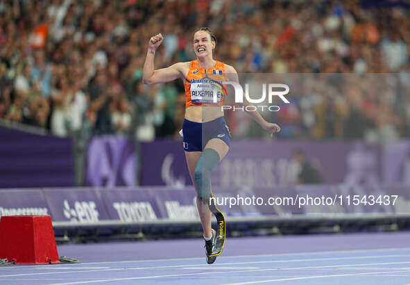 Kimberly Alkemade of Netherlands celebrates winning gold in Women's 200m - T64 Final during the Paris 2024 Paralympic Games at Stade de Fran...