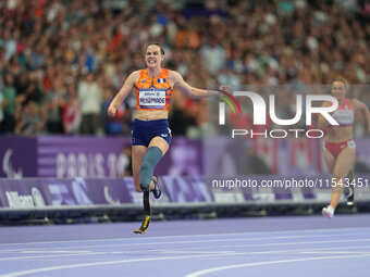 Kimberly Alkemade of Netherlands celebrates winning gold in Women's 200m - T64 Final during the Paris 2024 Paralympic Games at Stade de Fran...