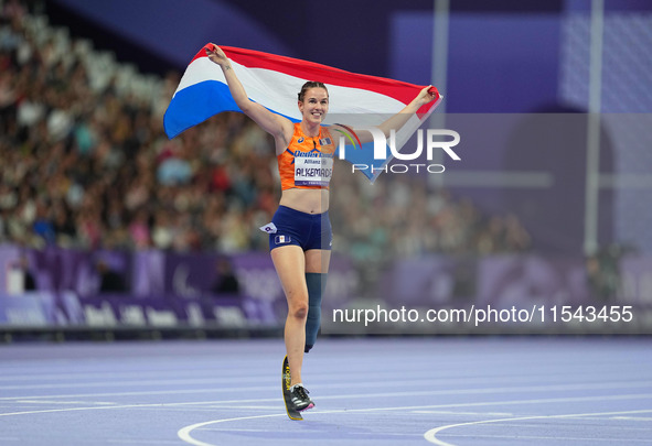 Kimberly Alkemade of Netherlands celebrates winning gold in Women's 200m - T64 Final during the Paris 2024 Paralympic Games at Stade de Fran...