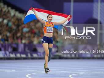 Kimberly Alkemade of Netherlands celebrates winning gold in Women's 200m - T64 Final during the Paris 2024 Paralympic Games at Stade de Fran...