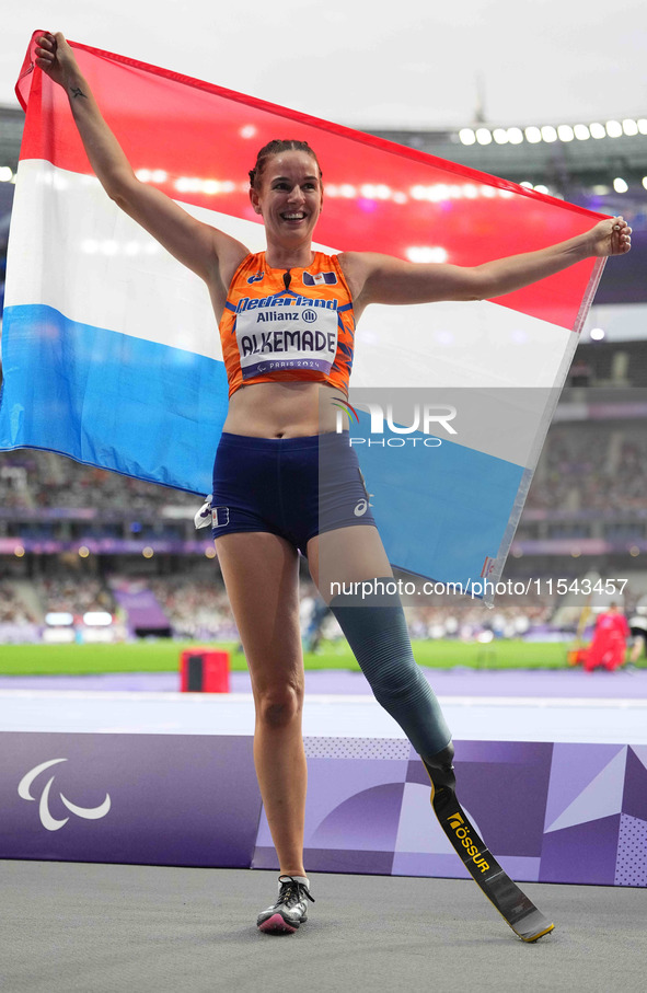 Kimberly Alkemade of Netherlands celebrates winning gold in Women's 200m - T64 Final during the Paris 2024 Paralympic Games at Stade de Fran...