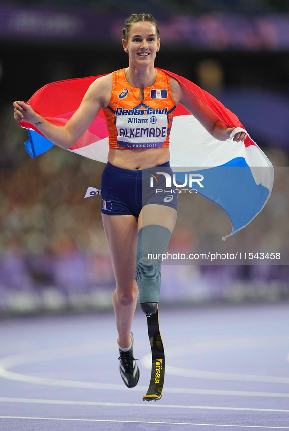 Kimberly Alkemade of Netherlands celebrates winning gold in Women's 200m - T64 Final during the Paris 2024 Paralympic Games at Stade de Fran...