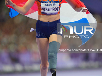 Kimberly Alkemade of Netherlands celebrates winning gold in Women's 200m - T64 Final during the Paris 2024 Paralympic Games at Stade de Fran...