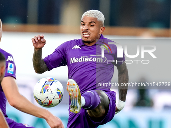 Dodo of ACF Fiorentina controls the ball during the Serie A Enilive match between ACF Fiorentina and AC Monza at Stadio Artemio Franchi on S...