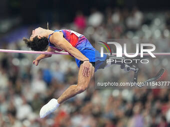 Ezra Frech of United States of America celebrates winning gold in Men's High Jump - T63 Final during the Paris 2024 Paralympic Games at Stad...