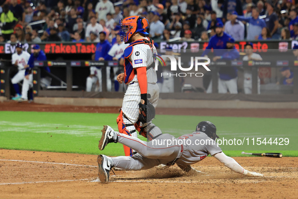 Boston Red Sox Jarren Duran #16 scores on a sacrifice fly during the sixth inning of the baseball game against the New York Mets at Citi Fie...