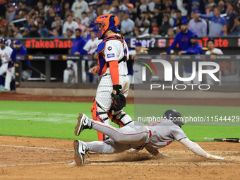 Boston Red Sox Jarren Duran #16 scores on a sacrifice fly during the sixth inning of the baseball game against the New York Mets at Citi Fie...