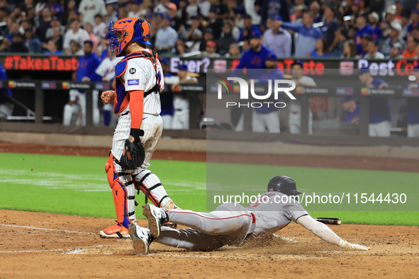 Boston Red Sox Jarren Duran #16 scores on a sacrifice fly during the sixth inning of the baseball game against the New York Mets at Citi Fie...