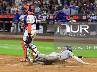 Boston Red Sox Jarren Duran #16 scores on a sacrifice fly during the sixth inning of the baseball game against the New York Mets at Citi Fie...