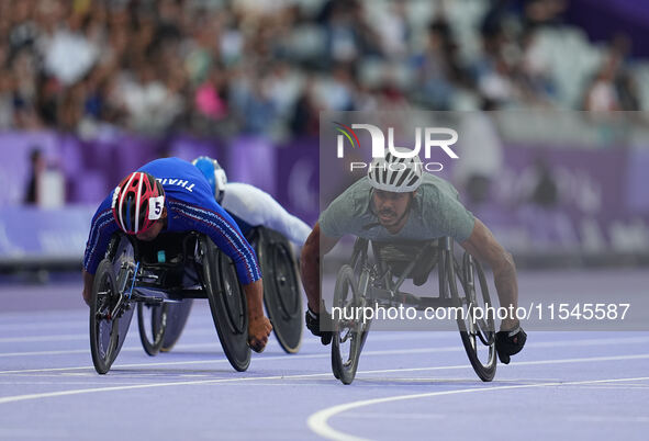 Adbulrahman Alqurashi of Saudi Arabia celebrates winning gold in Men's 100m - T53 Final during the Paris 2024 Paralympic Games at Stade de F...