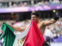 Juan Pablo Cervantes Garcia of Mexico celebrates winning gold in Men's 100m - T54 Final during the Paris 2024 Paralympic Games at Stade de F...