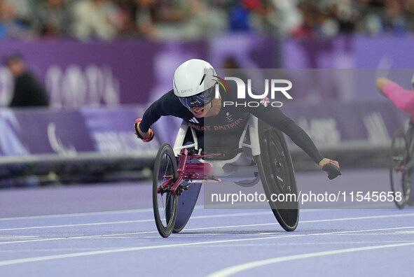 Samantha Kinghorn of Great Britain celebrates winning gold in Women's 100m - T53 Final during the Paris 2024 Paralympic Games at Stade de Fr...