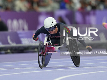 Samantha Kinghorn of Great Britain celebrates winning gold in Women's 100m - T53 Final during the Paris 2024 Paralympic Games at Stade de Fr...