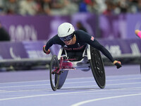 Samantha Kinghorn of Great Britain celebrates winning gold in Women's 100m - T53 Final during the Paris 2024 Paralympic Games at Stade de Fr...