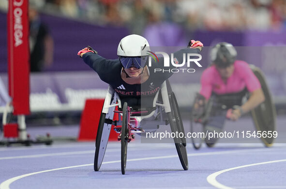 Samantha Kinghorn of Great Britain celebrates winning gold in Women's 100m - T53 Final during the Paris 2024 Paralympic Games at Stade de Fr...