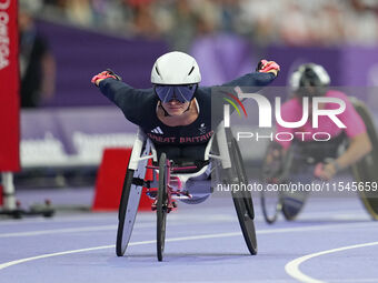 Samantha Kinghorn of Great Britain celebrates winning gold in Women's 100m - T53 Final during the Paris 2024 Paralympic Games at Stade de Fr...