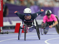 Samantha Kinghorn of Great Britain celebrates winning gold in Women's 100m - T53 Final during the Paris 2024 Paralympic Games at Stade de Fr...