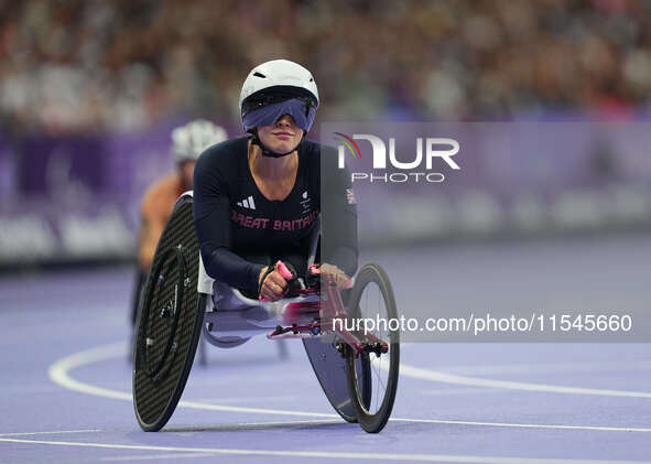 Samantha Kinghorn of Great Britain celebrates winning gold in Women's 100m - T53 Final during the Paris 2024 Paralympic Games at Stade de Fr...