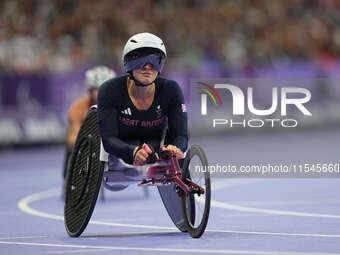 Samantha Kinghorn of Great Britain celebrates winning gold in Women's 100m - T53 Final during the Paris 2024 Paralympic Games at Stade de Fr...