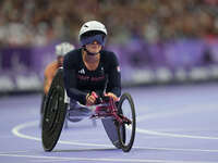 Samantha Kinghorn of Great Britain celebrates winning gold in Women's 100m - T53 Final during the Paris 2024 Paralympic Games at Stade de Fr...