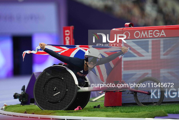 Samantha Kinghorn of Great Britain celebrates winning gold in Women's 100m - T53 Final during the Paris 2024 Paralympic Games at Stade de Fr...