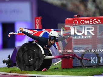 Samantha Kinghorn of Great Britain celebrates winning gold in Women's 100m - T53 Final during the Paris 2024 Paralympic Games at Stade de Fr...