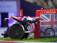 Samantha Kinghorn of Great Britain celebrates winning gold in Women's 100m - T53 Final during the Paris 2024 Paralympic Games at Stade de Fr...