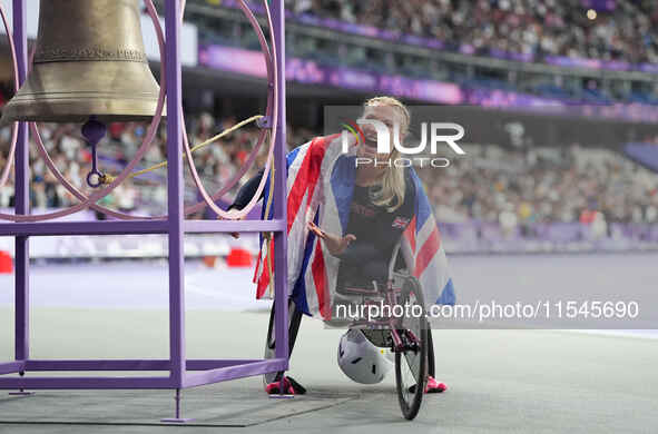 Samantha Kinghorn of Great Britain celebrates winning gold in Women's 100m - T53 Final during the Paris 2024 Paralympic Games at Stade de Fr...