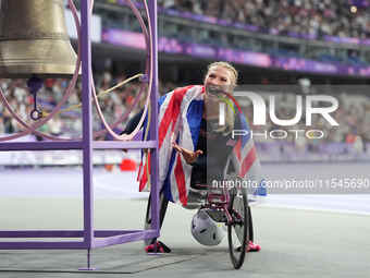 Samantha Kinghorn of Great Britain celebrates winning gold in Women's 100m - T53 Final during the Paris 2024 Paralympic Games at Stade de Fr...