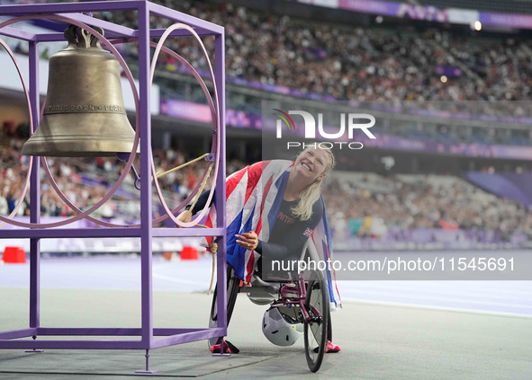 Samantha Kinghorn of Great Britain celebrates winning gold in Women's 100m - T53 Final during the Paris 2024 Paralympic Games at Stade de Fr...