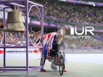 Samantha Kinghorn of Great Britain celebrates winning gold in Women's 100m - T53 Final during the Paris 2024 Paralympic Games at Stade de Fr...