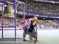 Samantha Kinghorn of Great Britain celebrates winning gold in Women's 100m - T53 Final during the Paris 2024 Paralympic Games at Stade de Fr...