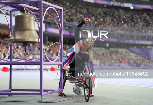 Samantha Kinghorn of Great Britain celebrates winning gold in Women's 100m - T53 Final during the Paris 2024 Paralympic Games at Stade de Fr...