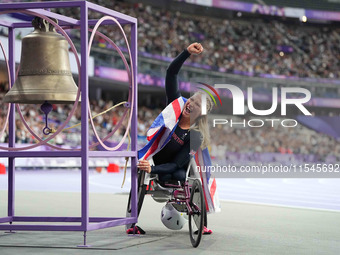 Samantha Kinghorn of Great Britain celebrates winning gold in Women's 100m - T53 Final during the Paris 2024 Paralympic Games at Stade de Fr...